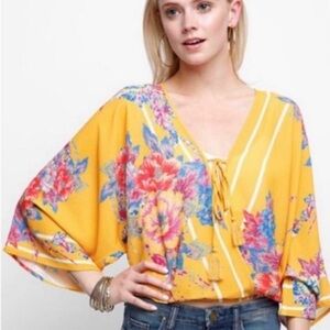 Anthropologie Flying Tomato Womens Cropped Dolman
Blouse size M Gold Floral